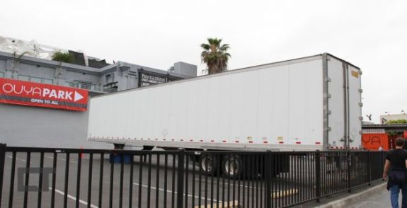 Caminhões estacionados bloqueiam a visão do estande do Ouya para quem chega à E3